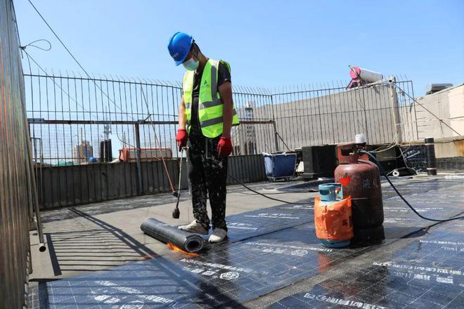 不畏&ldquo;烤&rdquo;驗(yàn)保進(jìn)度 市北區(qū)今年230余棟老舊樓院外墻保溫工程施工過(guò)半,計(jì)劃供暖前完成